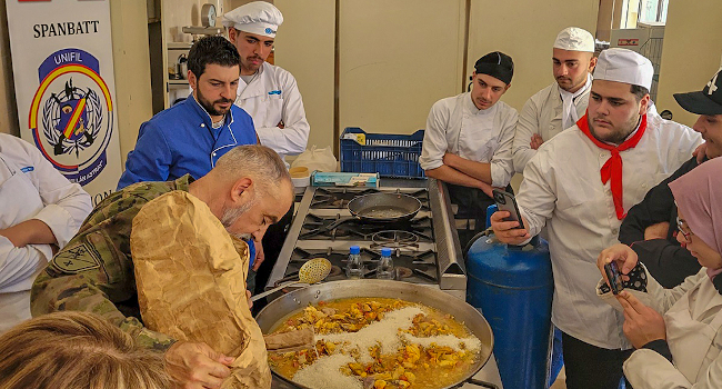 Nuestros cascos azules enseñan a preparar platos típicos españoles en Líbano