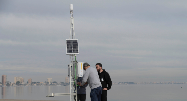 Un mareógrafo y una estación meteorológica recientemente colocados en las instalaciones náuticas de la AGA en San Javier servirán para monitorizar ...