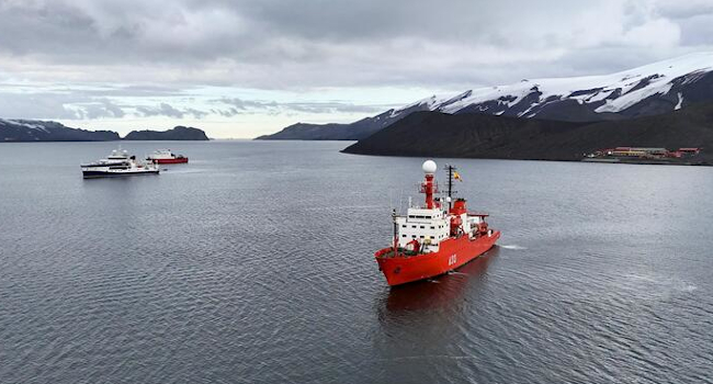 El ‘Hespérides’, el ‘Sarmiento de Gamboa’ y el ‘Odón de Buen’ han coincidido en la Bahía de la Isla Decepción, realizando proyectos científicos en ...