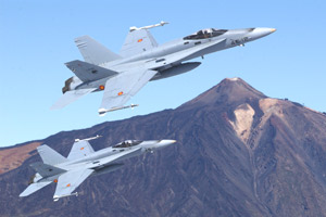 Patrulla de F-18 sobre el cielo de Canarias