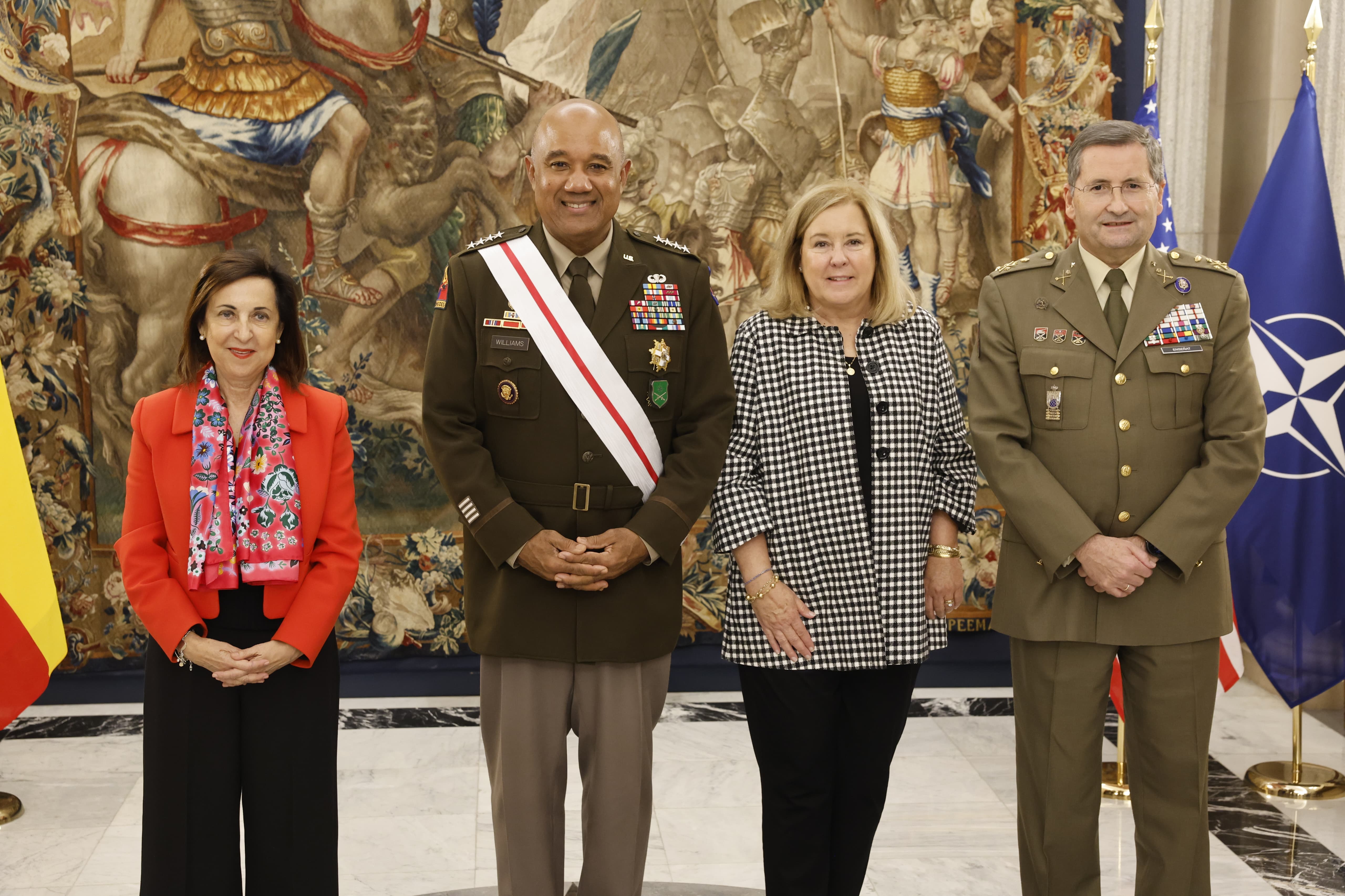 El comandante general del Mando Terrestre Aliado de la OTAN, Darryl Williams, recibe la Gran Cruz al Mérito Militar con di...