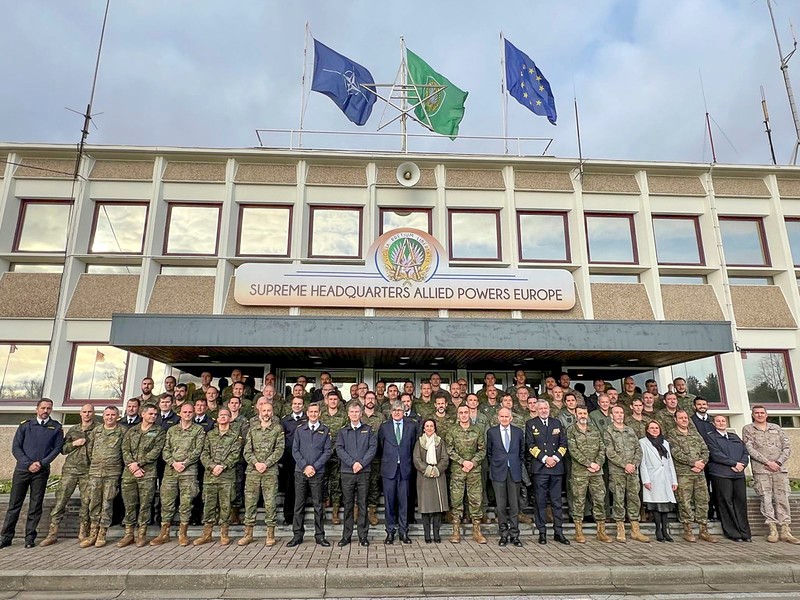 Visita al contingente español en SHAPE. Mons