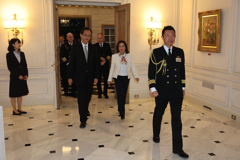 La ministra de Defensa asiste a la imposición de la Orden del Sol Naciente al secretario general de Política de Defensa