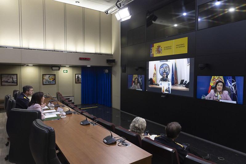 Preside una videoconferencia con el personal desplegado en la misión de Policía Aérea del Báltico BAP-70 Lituania, DAT 'Vilkas', y con personal desplegado en el flanco este Rumanía (Cincu). Sede del ministerio.
