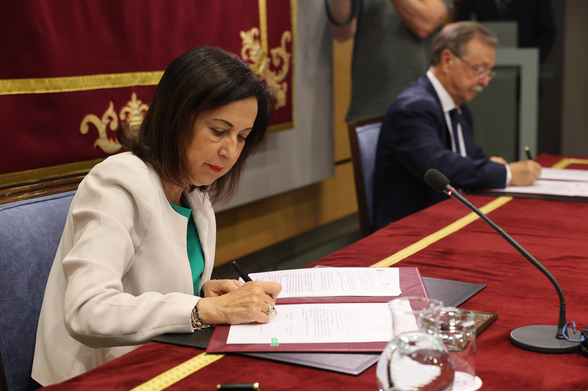 Defensa firma un “acuerdo histórico” para el desarrollo socioeconómico y urbanístico de Ceuta