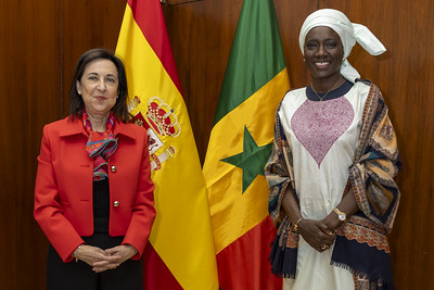 Margarita Robles recibe a la embajadora  de Senegal en España para abordar asuntos de interés común