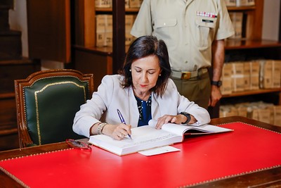 El archivo militar más antiguo de España recibe la visita de Margarita Robles