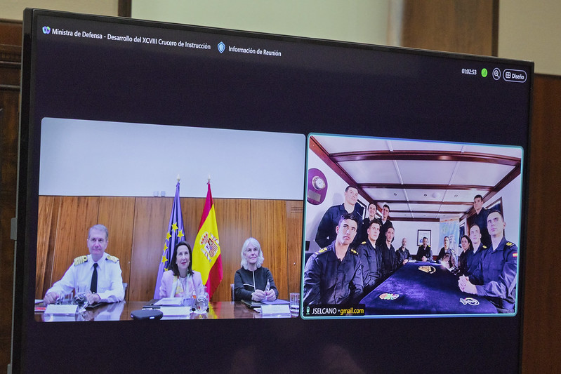 El comandante del ‘J. S. Elcano’ transmite a la ministra “la ilusión y las ganas de aprender” de los guardiamarinas
