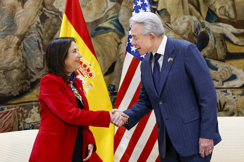Margarita Robles recibe al embajador de Estados Unidos en España