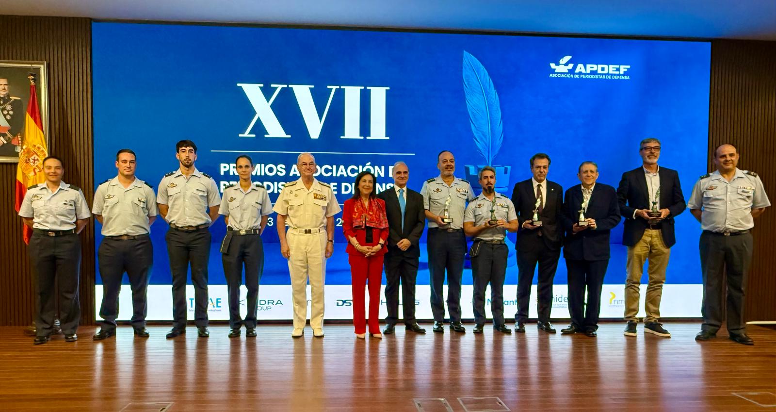 El 43 Grupo del Ejército del Aire y del Espacio, y el pintor Augusto Ferrer-Dalmau, galardonados por los periodistas de De...