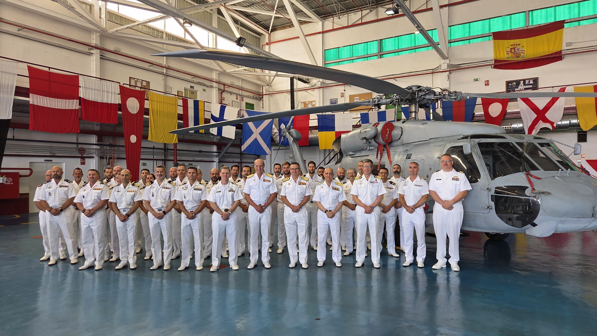 Defensa entrega a la Armada un nuevo SH-60F para reforzar el transporte táctico naval