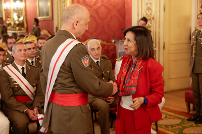 La ministra de Defensa preside la entrega de las Grandes Cruces en el Cuartel General del Ejército de Tierra