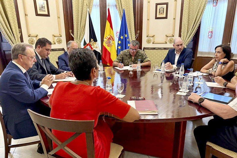 La ministra de Defensa visita las unidades en misión de presencia, vigilancia y apoyo en Ceuta